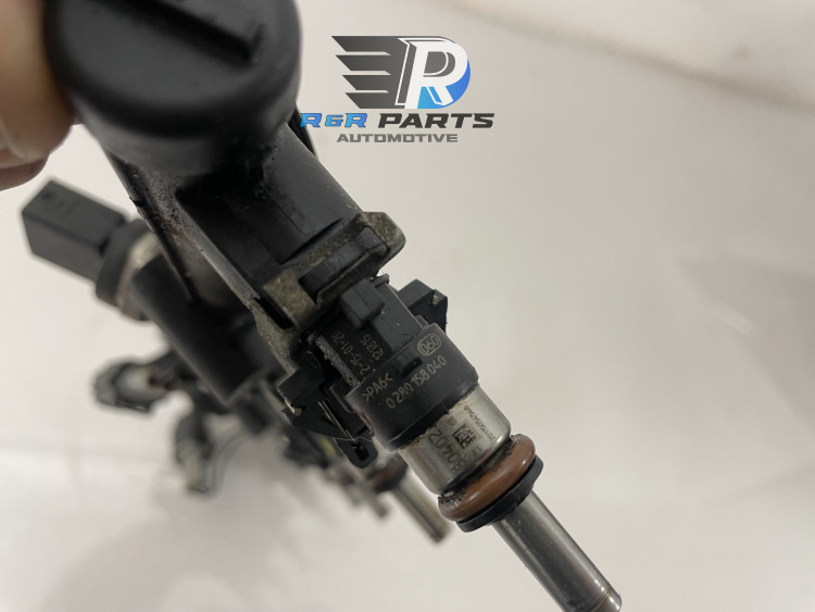 Injector met brandstofgalerij - Vag - OEM: 06K133681A 06K133681C 06K133681E 06H906051K 06L906031A 06L906031D