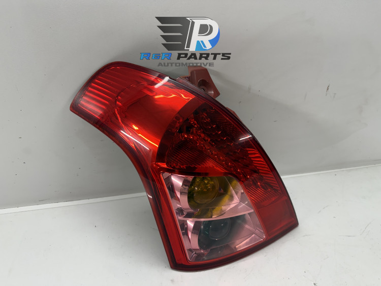 Achterlicht links - Helder - Suzuki Swift III - OEM: 3567072K00