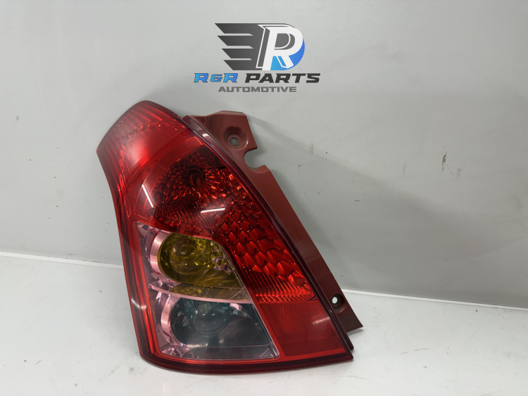 Achterlicht links - Helder - Suzuki Swift III - OEM: 3567072K00