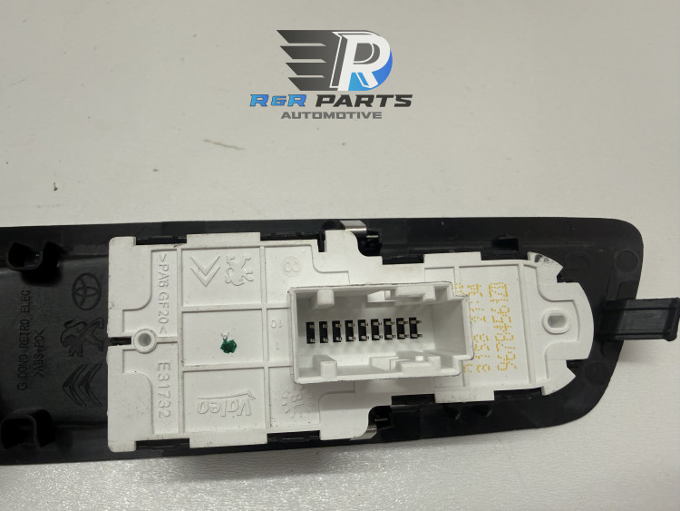 Raamschakelaar - linksvoor - 2x raam + spiegel - PSA - OEM: 96784561ZD / 98329368ZD 