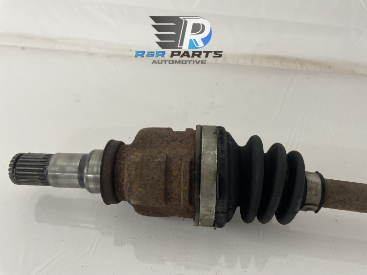Aandrijfas Rechts - Handgeschakeld -Citroen C1 / Peugeot 107/108 / Toyota Aygo) OEM: 1612346880 B000903580 3273.JR 3273JR 43410-0H010 43410-0H040 43410-0H050 434100H010 434100H040 434100H050